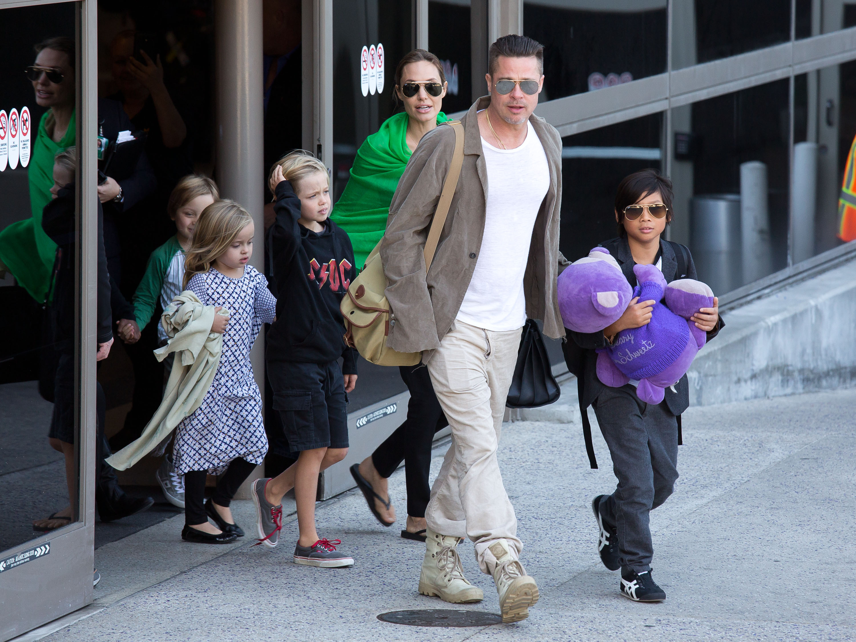 Brad Pitt und Angelina Jolie mit ihren Kindern Pax, Shiloh, Vivienne und Knox in Kalifornien im Jahr 2014. | Quelle: Getty Images