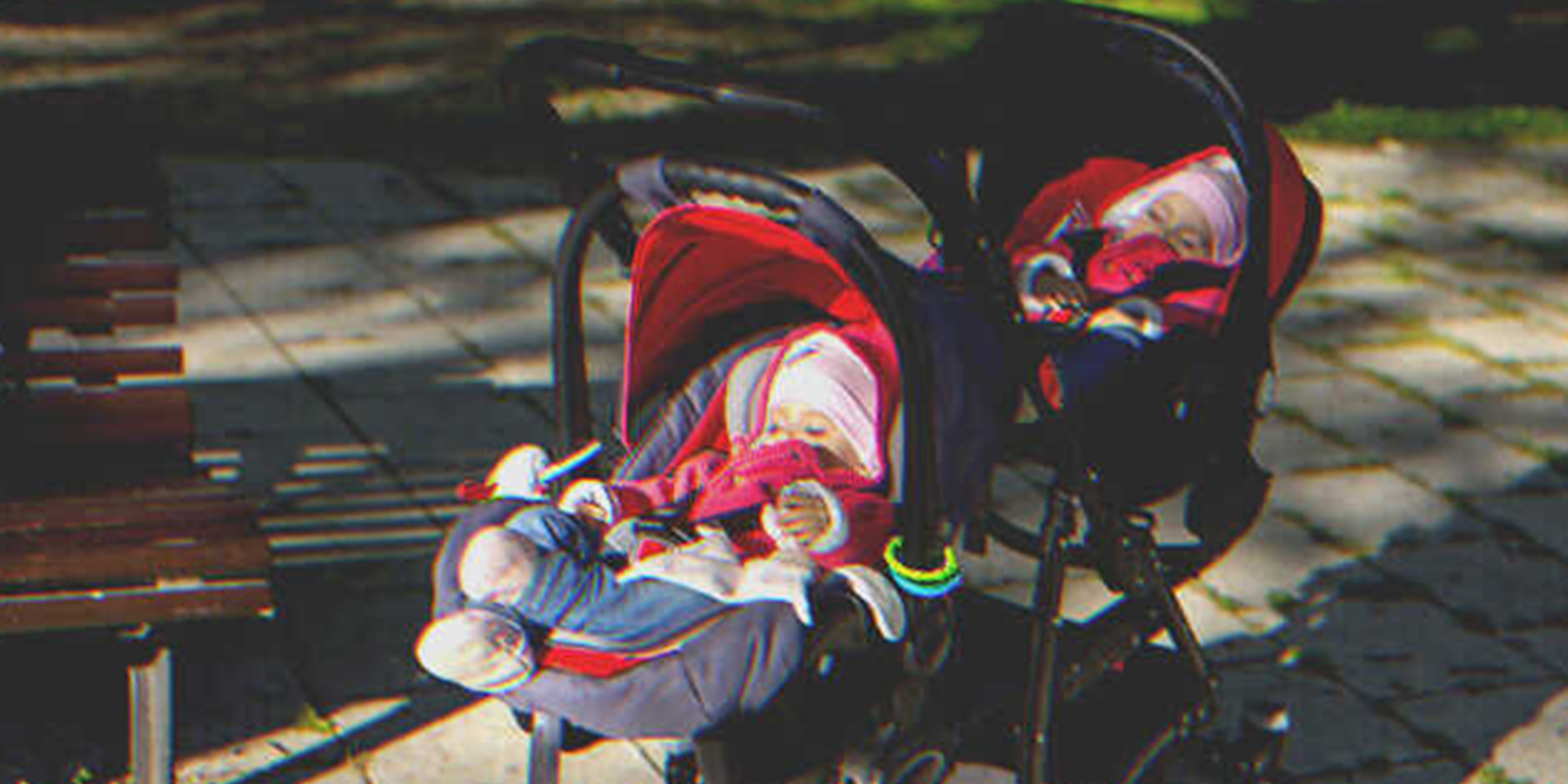Twins in stroller | Source: Shutterstock