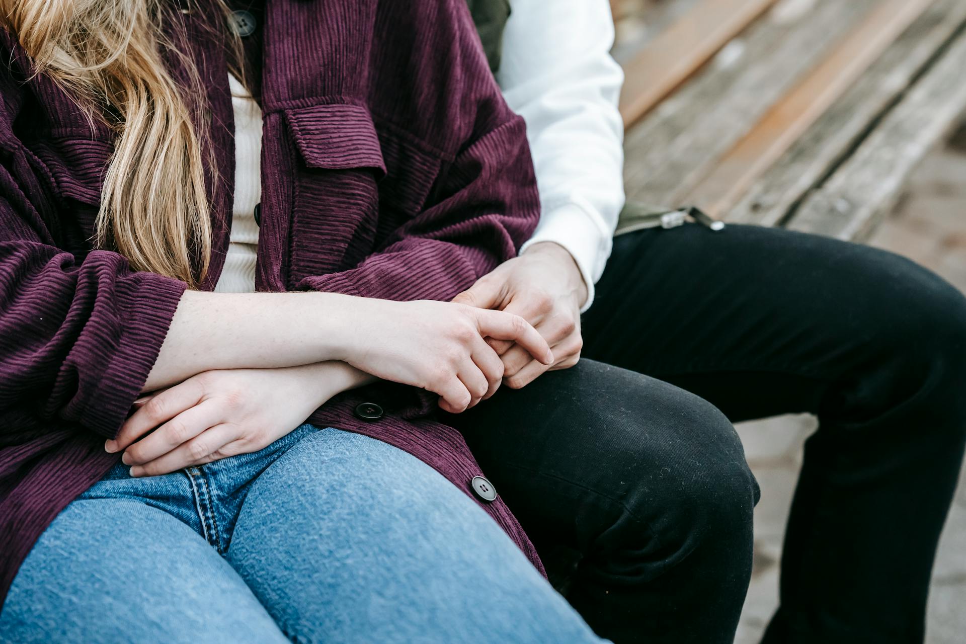 A closeup shot of a couple holding hands | Source: Pexels