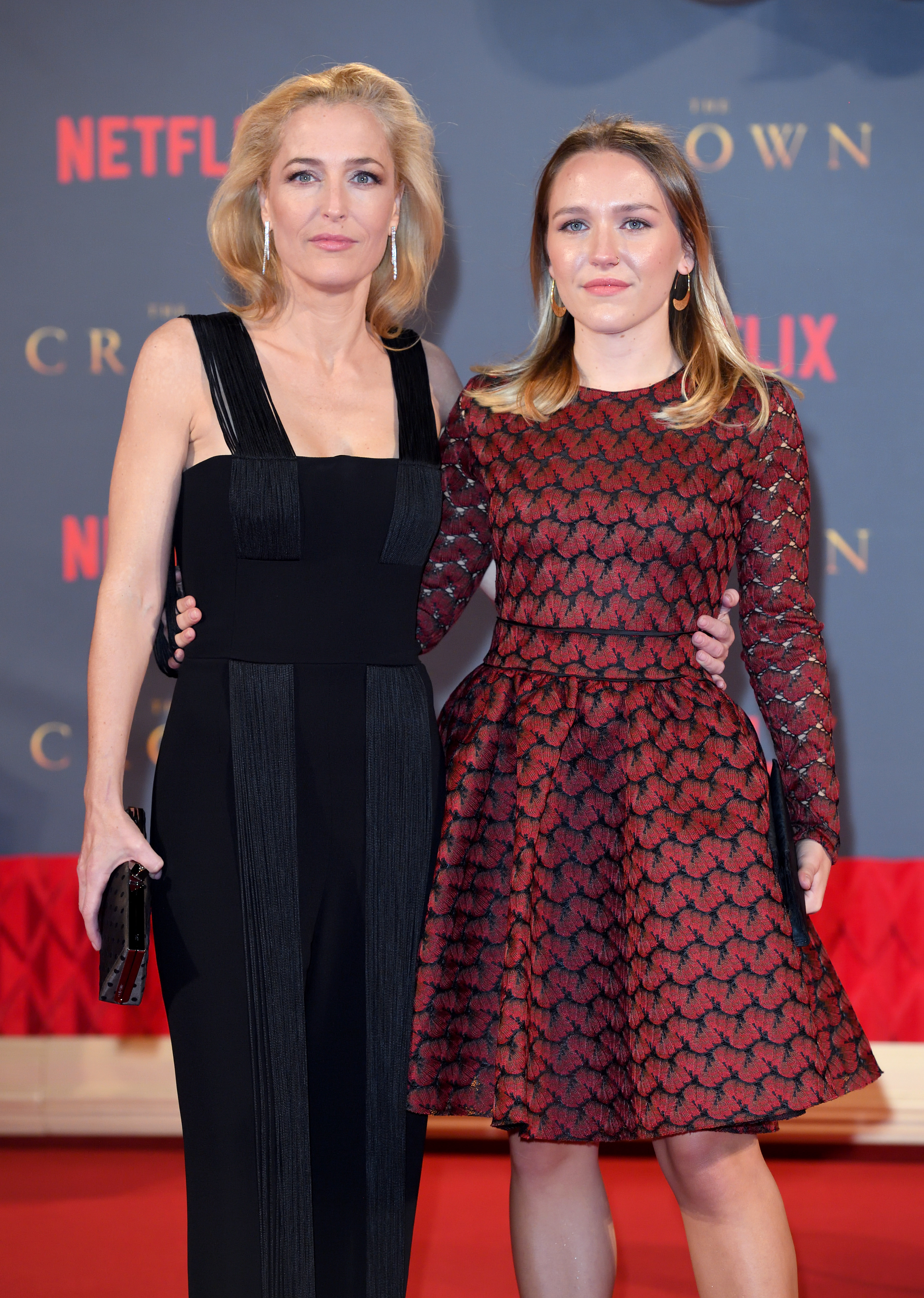 Gillian Anderson and daughter Piper Maru Klotz attend the World Premiere of Netflix's "The Crown" Season 2 at Odeon Leicester Square on November 21, 2017, in London, England. | Source: Getty Images