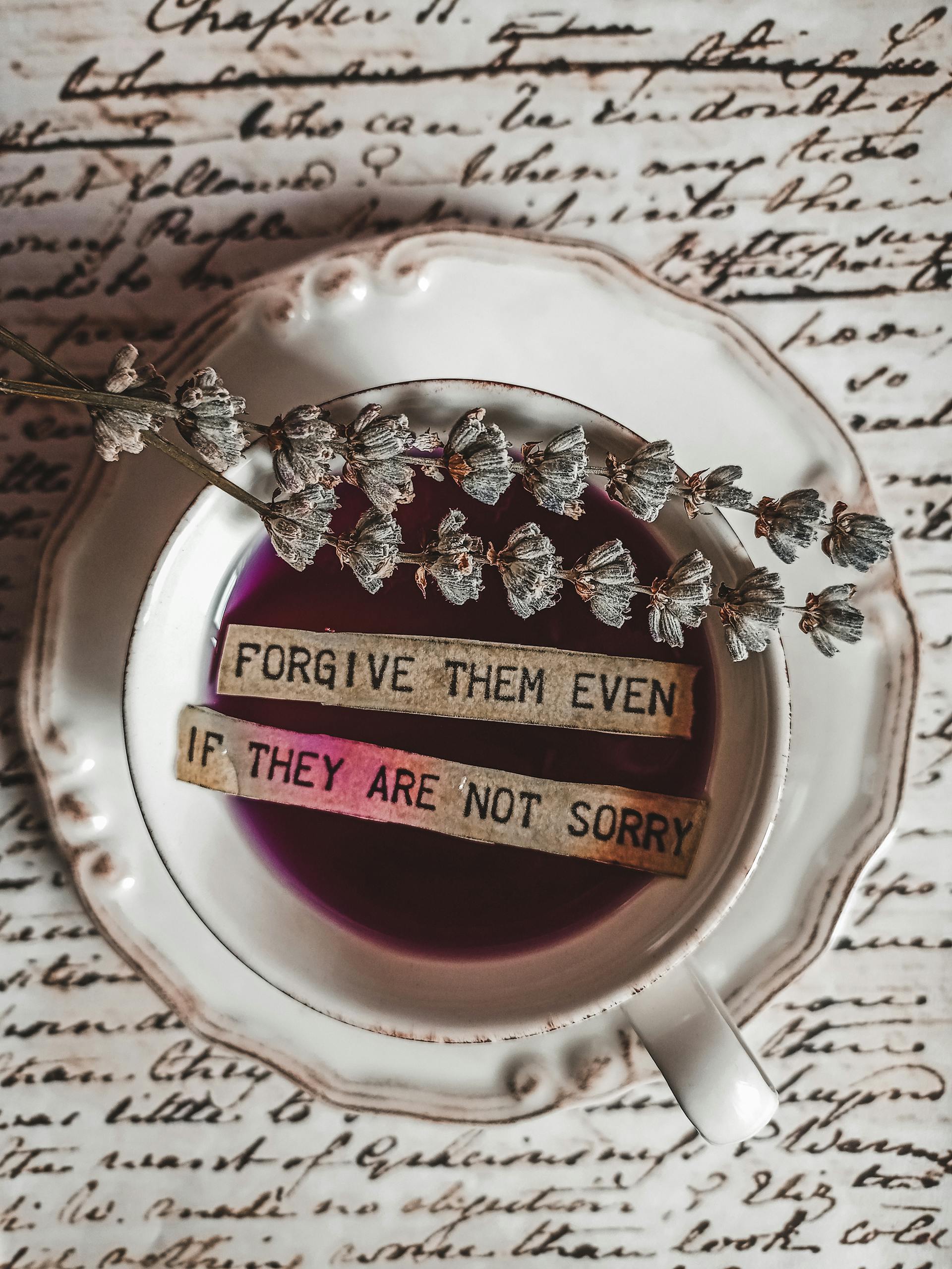 A message floating on the top of a cup of tea | Source: Pexels