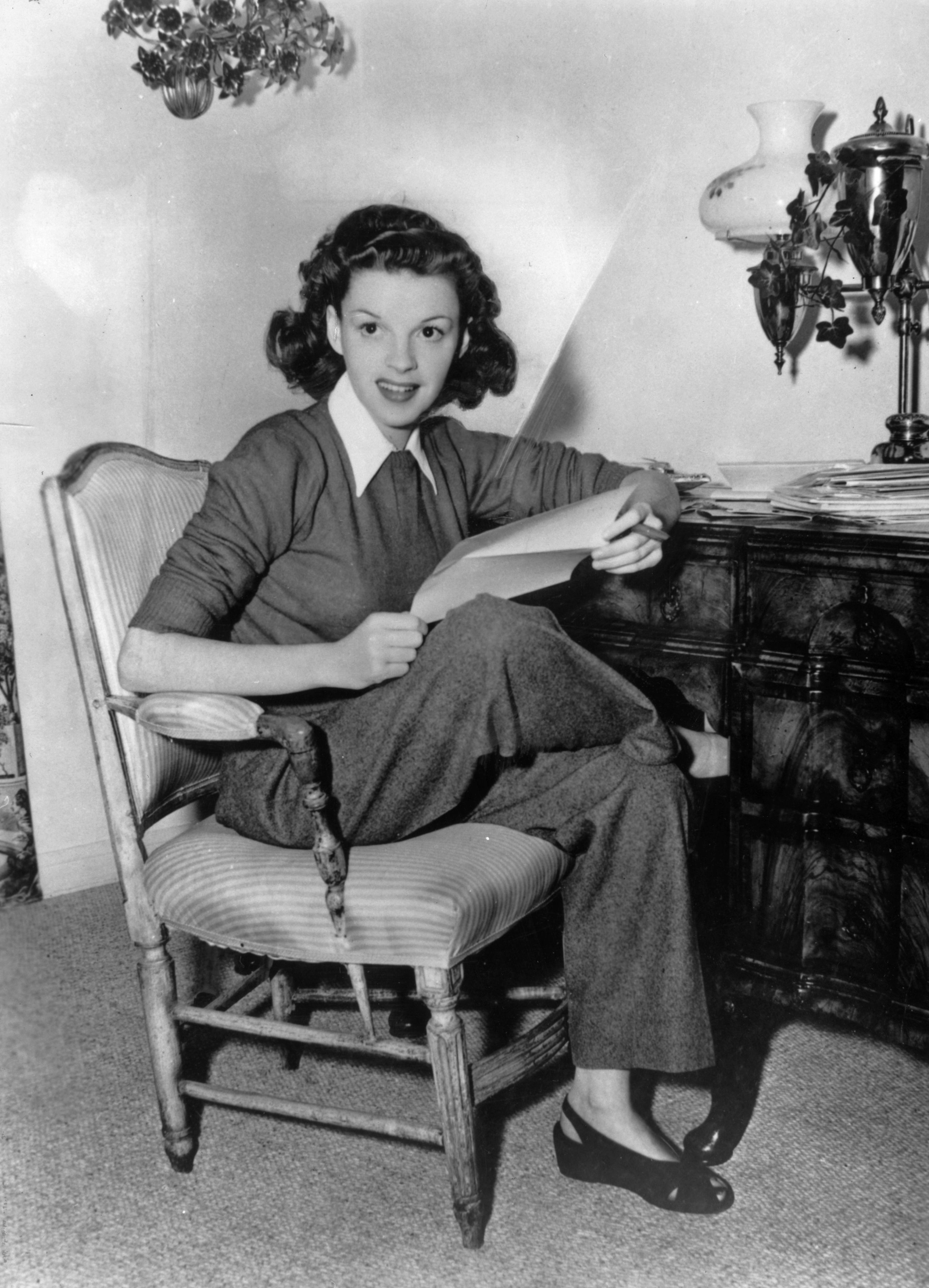 American film actress Judy Garland at home answering fan mail on January 01, 1944 | Photo: Getty Images
