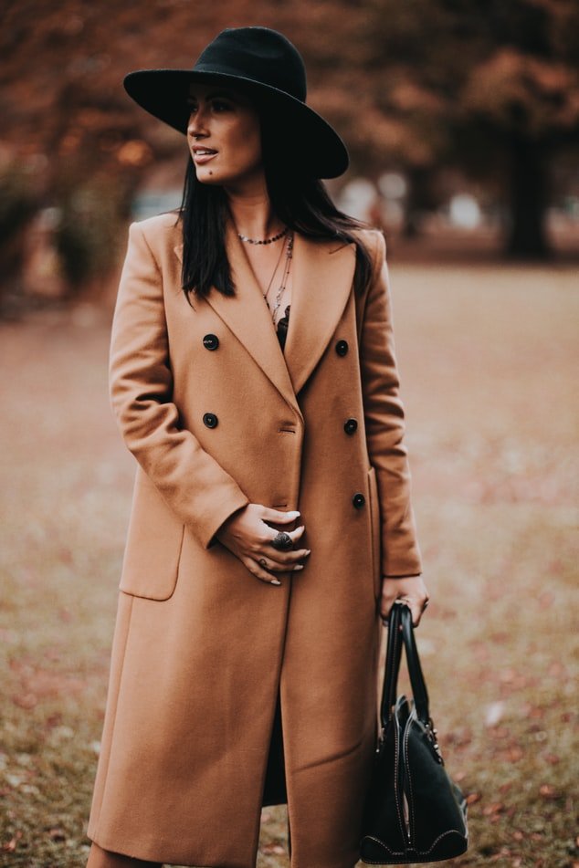 Une femme portant un trench coat. l Photo : Unsplash