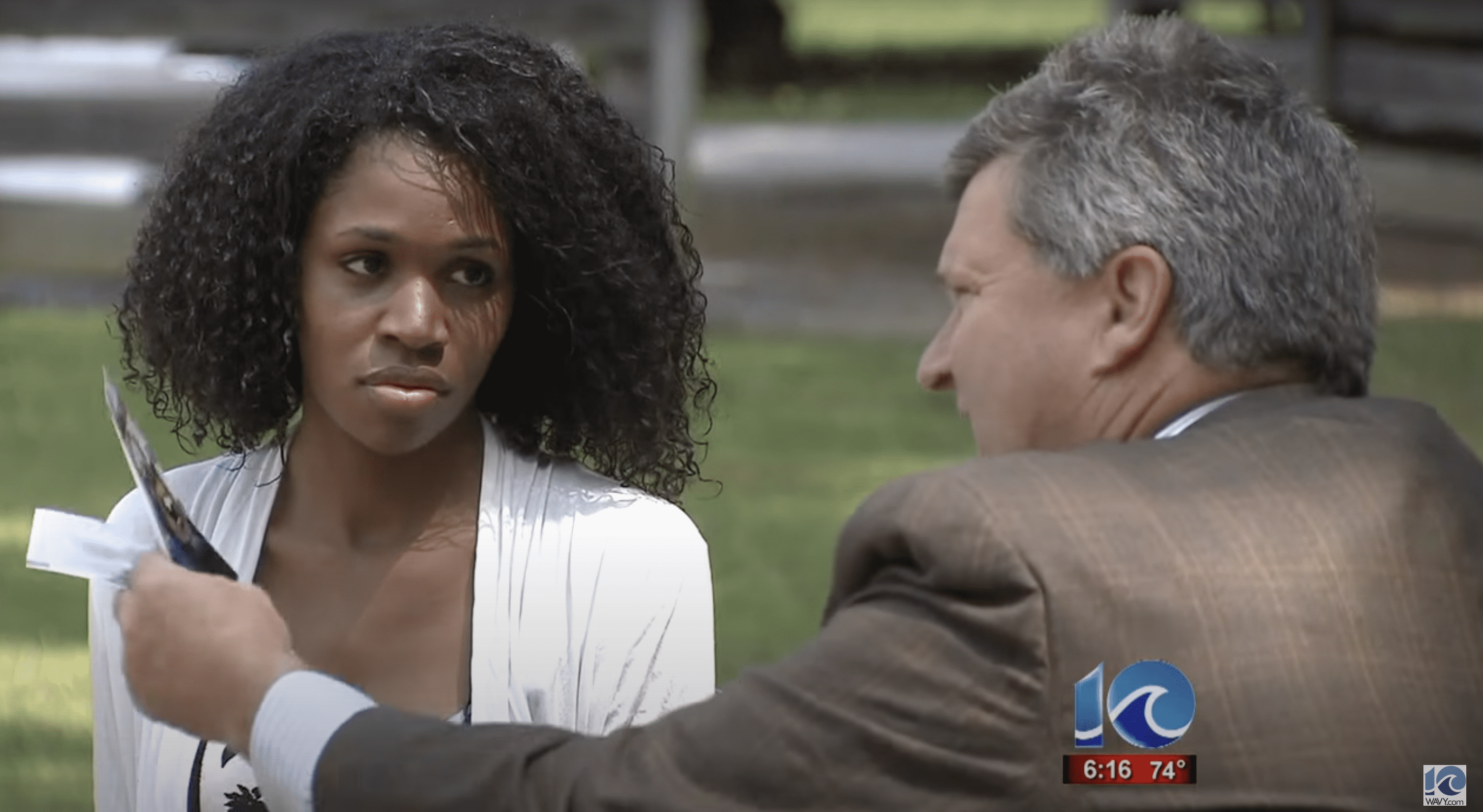 Melissa Jordan pictured while talking to WAVY 10 News Reporter, Andy Fox. | Source: youtube.com/WAVY TV 10