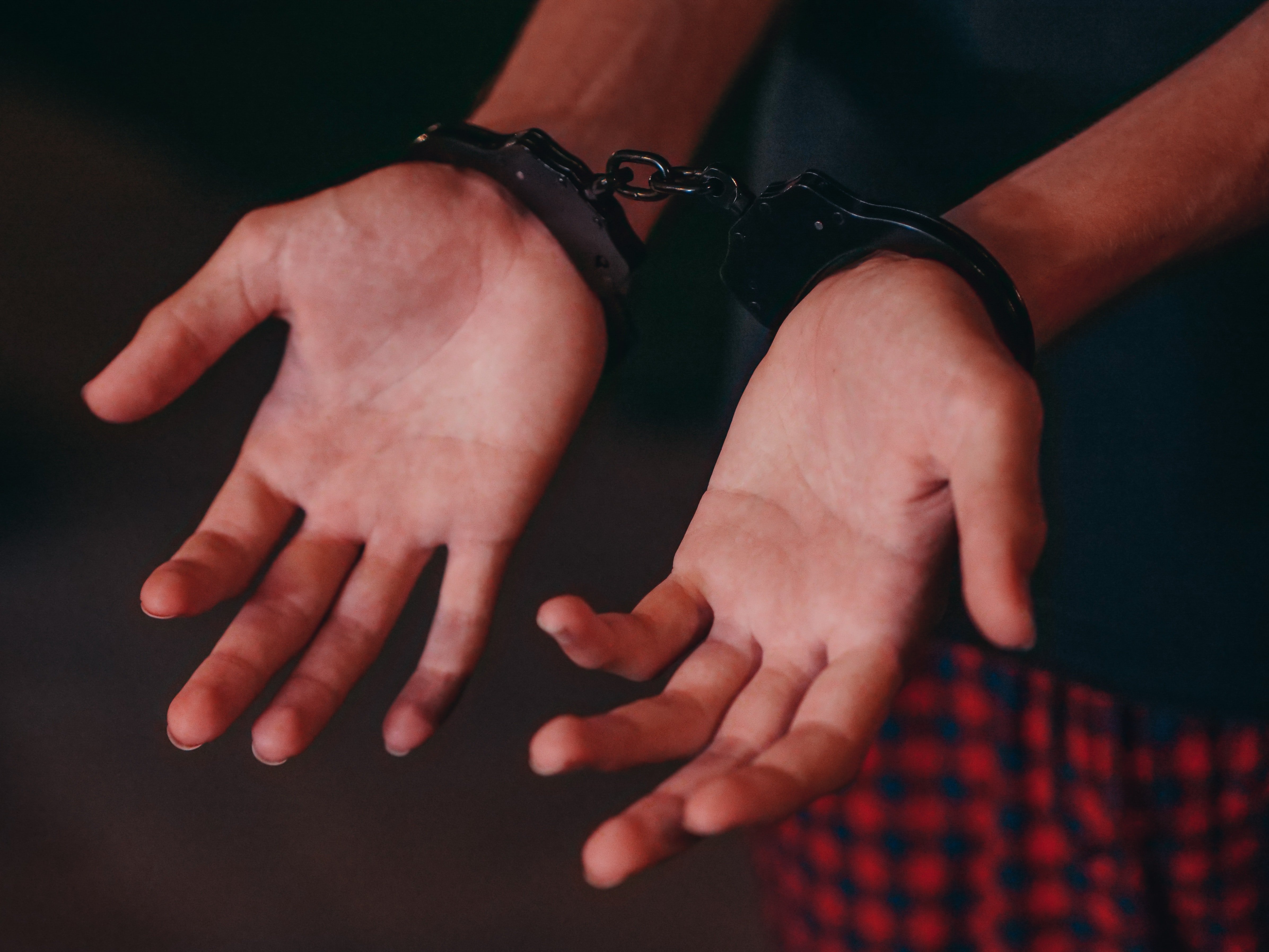 Wrists in handcuffs. | Pexels/ Kindel Media