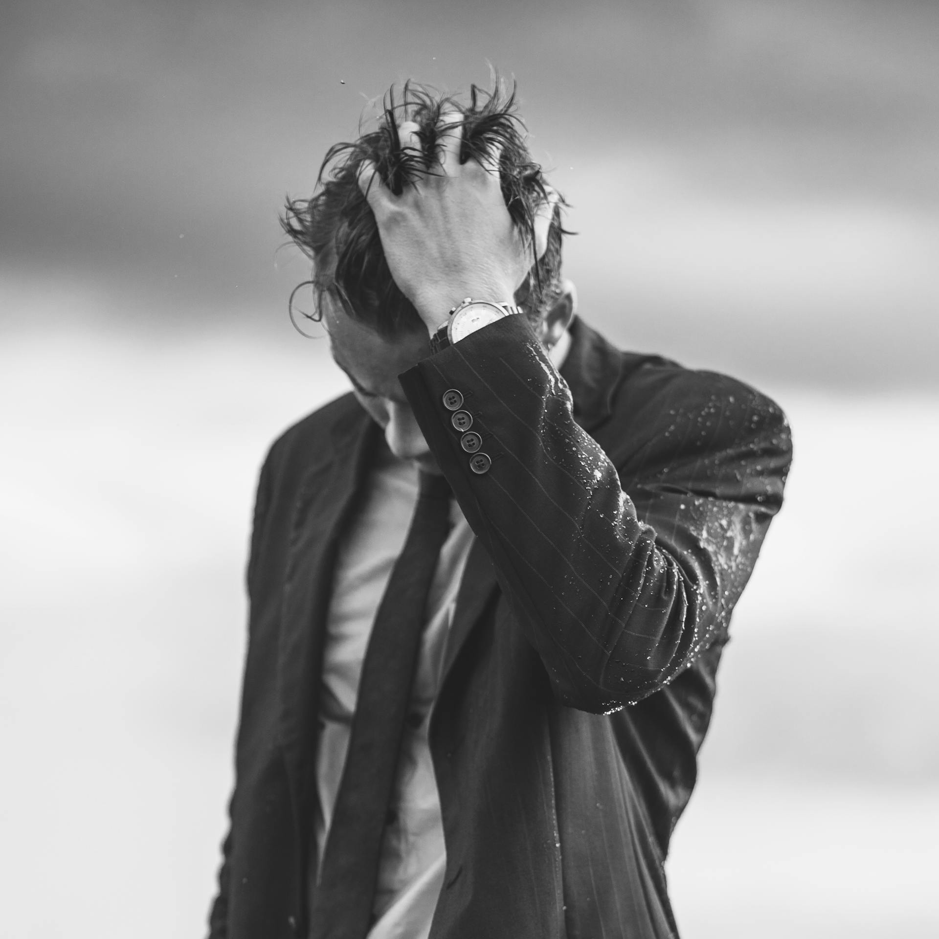 A man in a suit with his hands in his hair | Source: Pexels