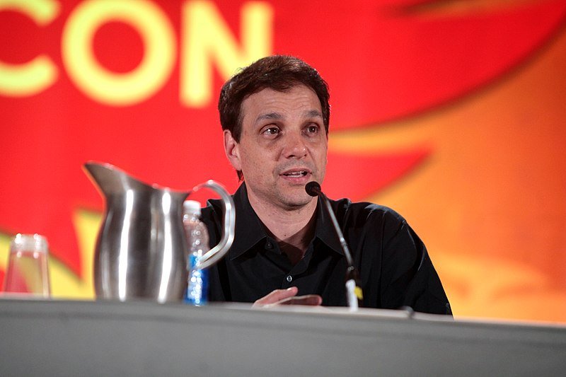 Ralph Macchio speaking at the 2016 Phoenix Comicon at the Phoenix Convention Center. | Source: Wikimedia Commons