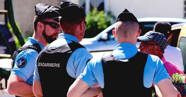 Policemen gathered at a crime scene | Photo: Shutterstock.com