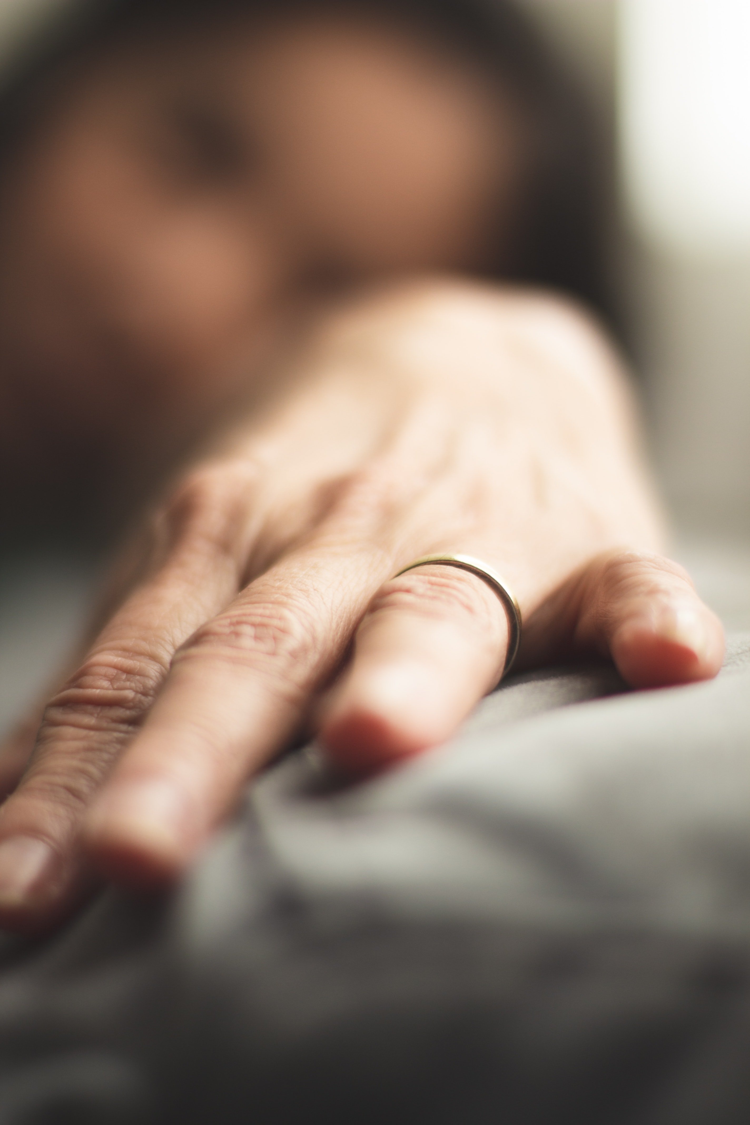 A close up of a hand with a wedding ring | Source: Pexels