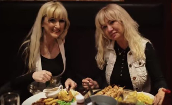 Janet Horrocks et sa fille Jane Cunliffe lors d'une interview accordée à Barcroft TV | Photo: Youtube / Barcroft TV