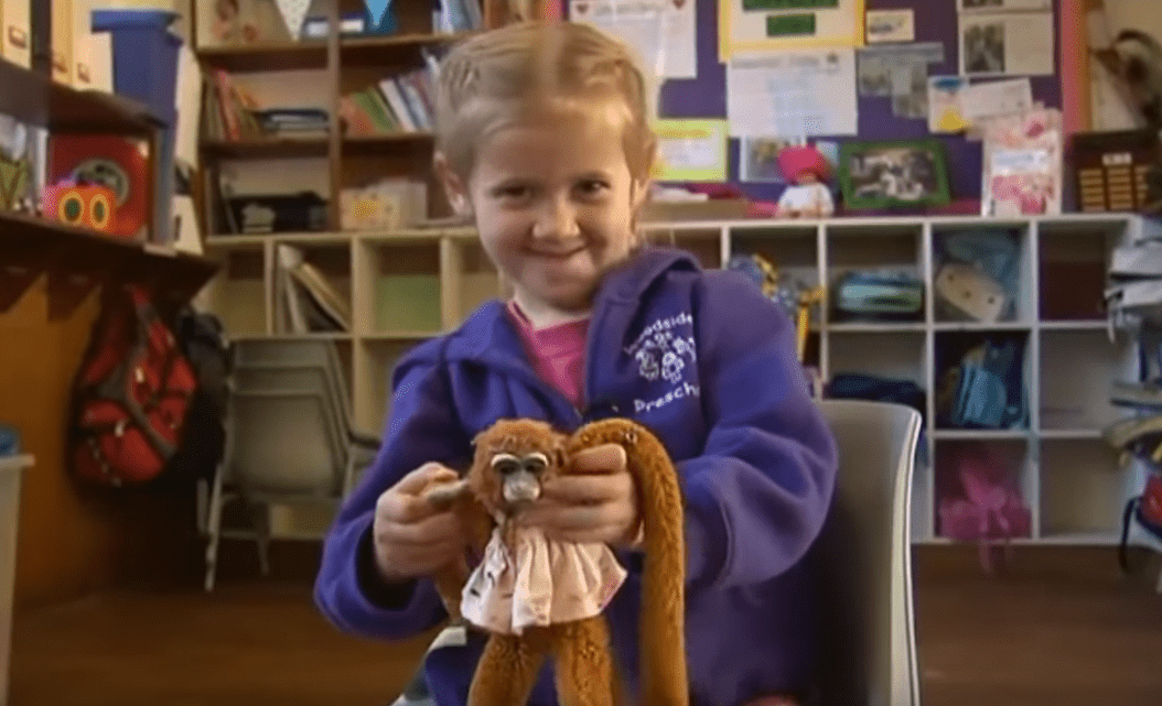 Savannah Hart et sa jolie peluche Harriet. | Image: YouTube / Inside Edition Savannah Hart et sa jolie peluche Harriet. | Image: YouTube / Inside Edition