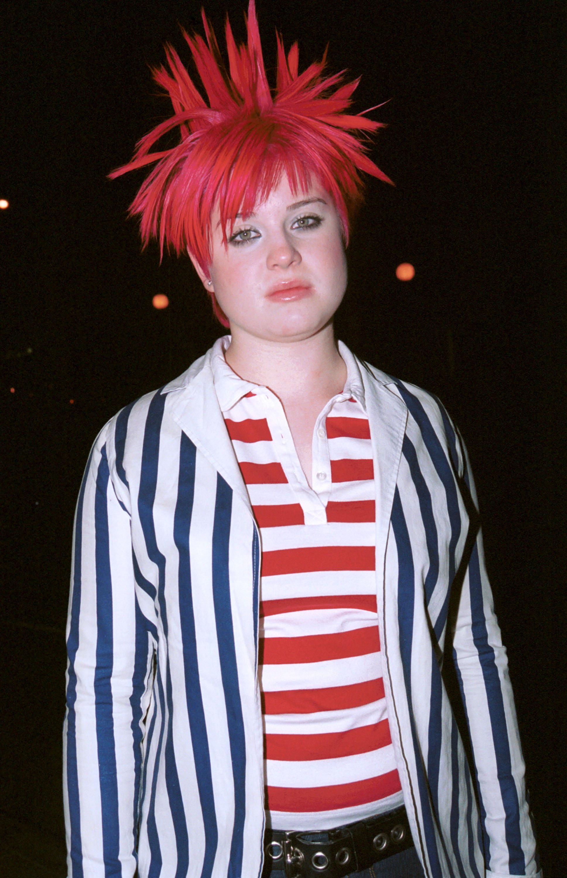 Singer Kelly Osbourne poses outside The Lounge club on March 28, 2002 in West Hollywood, California. ┃Source: Getty Images