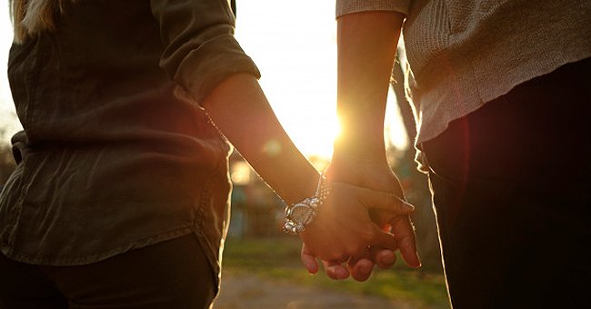 A couple holding hands | Photo: Freepik