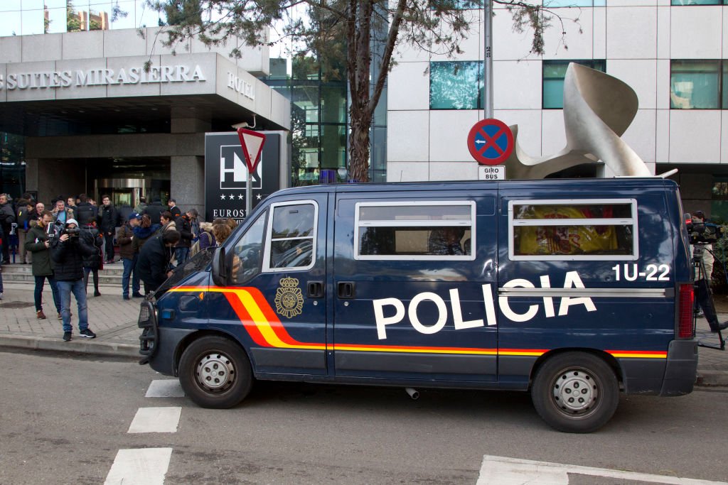 La policía llega para hablar con Diego Maradona después de recibir una llamada telefónica el 15 de febrero de 2017 en Madrid, España. | Foto: Getty Images