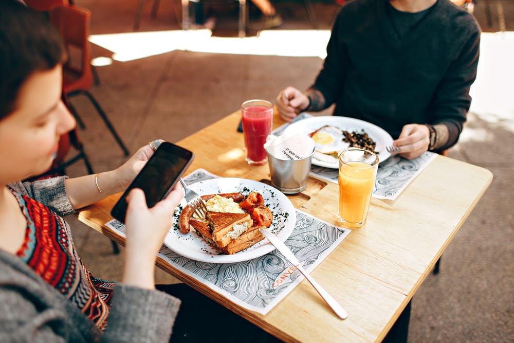 Un homme et une femme dans un restaurant. | Photo: Pexels
