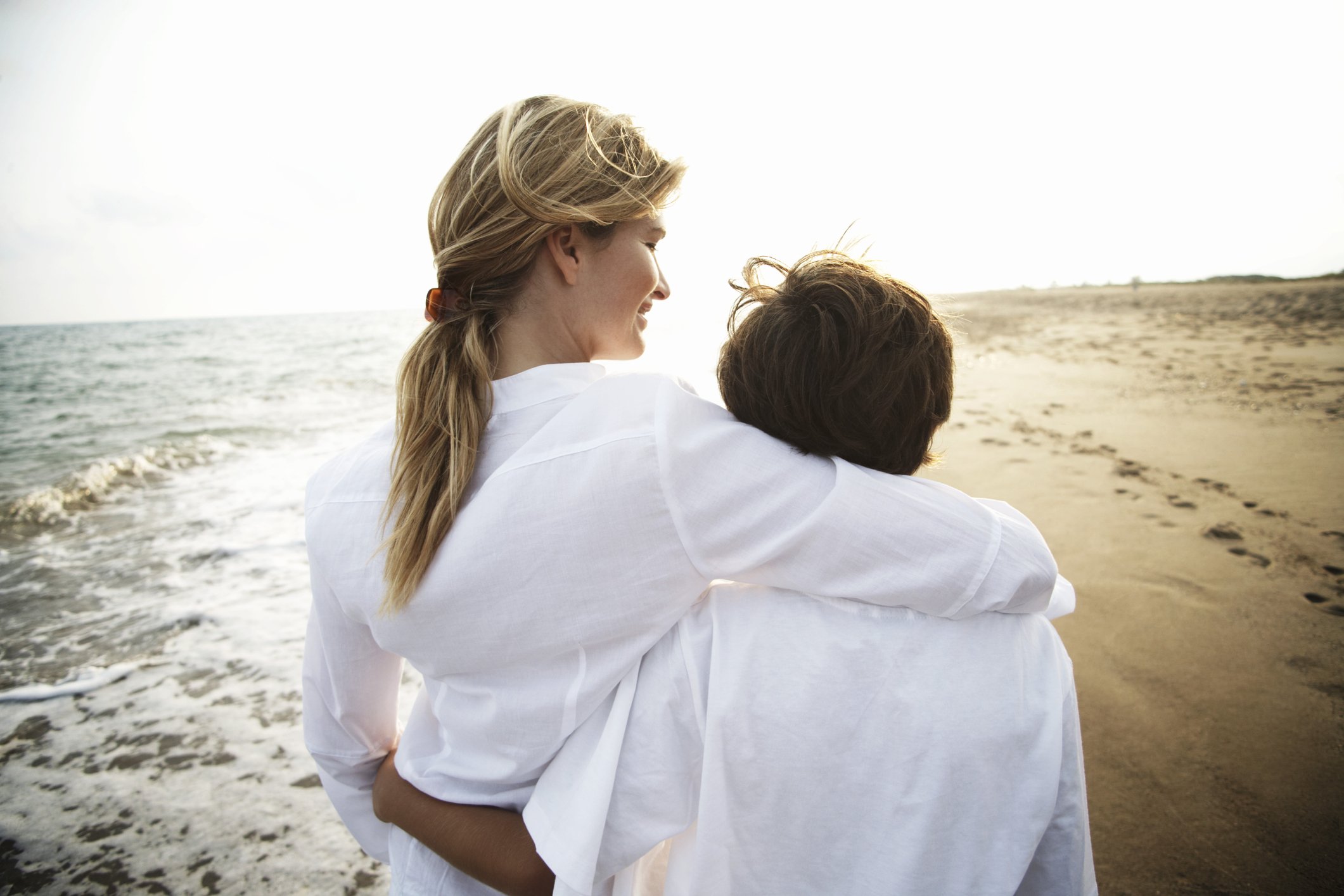 Mutter und Sohn gehen am Strand spazieren I Quelle: Getty Images