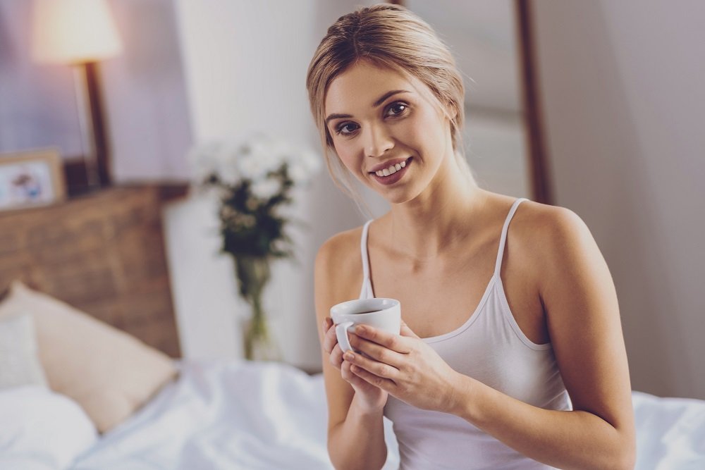 Mujer con bebida en mano. Fuente: Shutterstock Mujer con bebida en mano. Fuente: Shutterstock