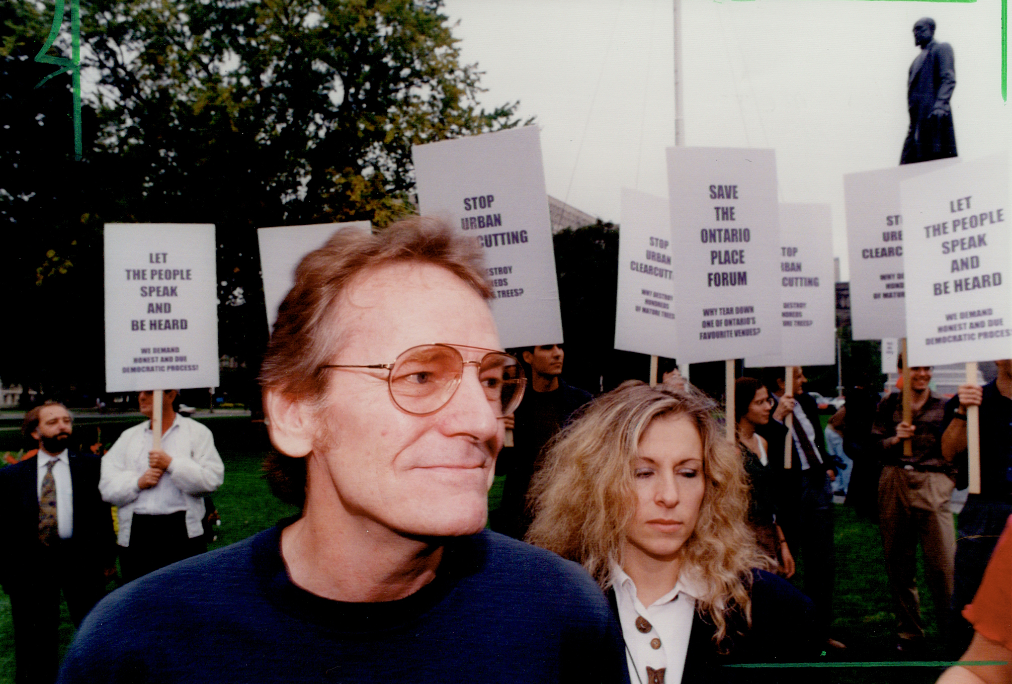 Gordon Lightfoot pictured with his second wife Elizabeth Moon at Queen's Park rally on September 14, 1994 in Canada | Source: Getty Images