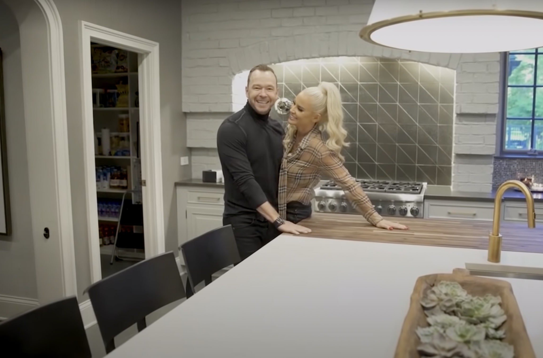 A look inside Jenny McCarthy and Donnie Wahlberg’s kitchen in their Chicago home on October 11, 2019 | Source: YouTube/People