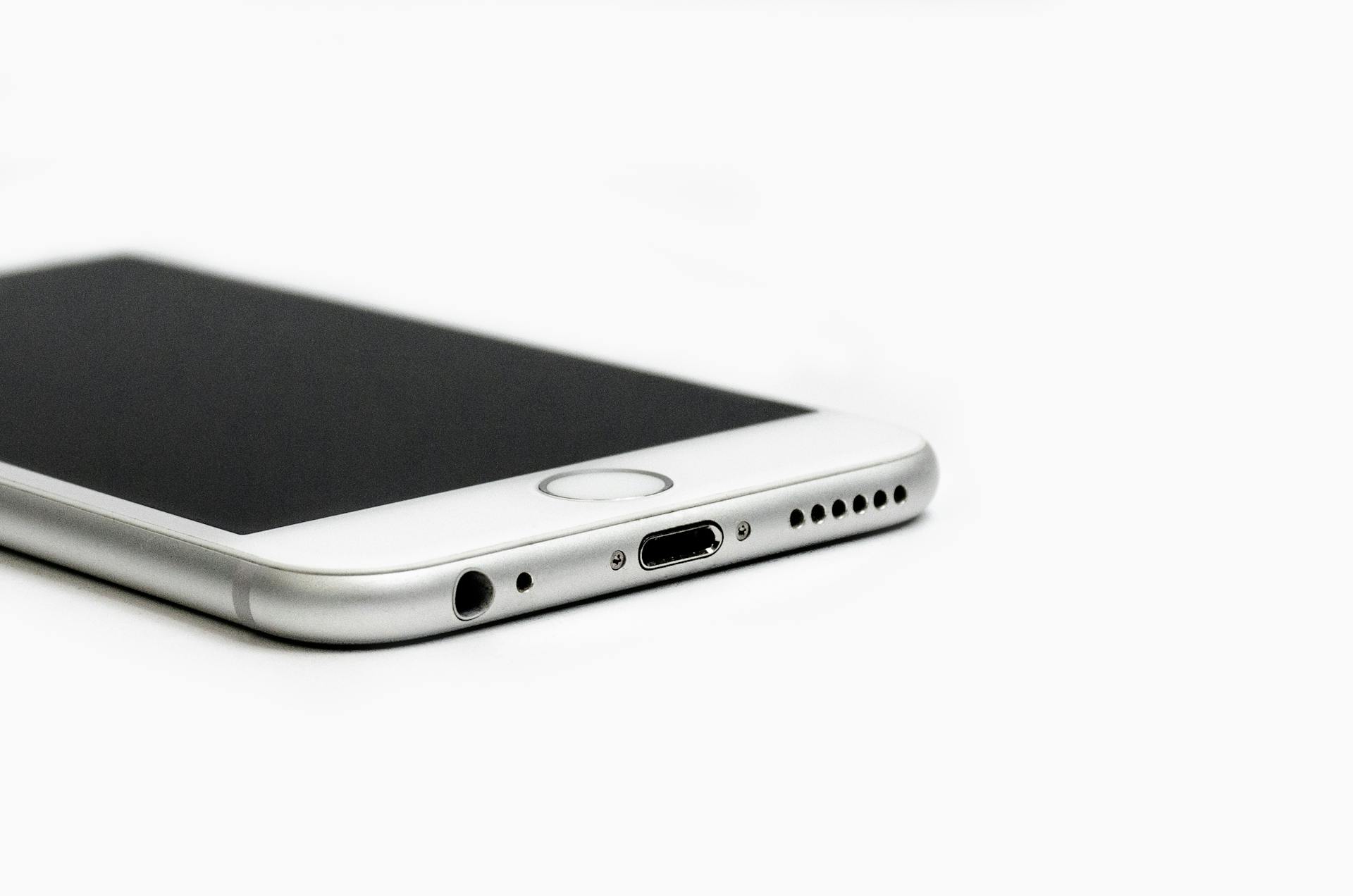 A mobile phone lying on a white surface | Source: Pexels