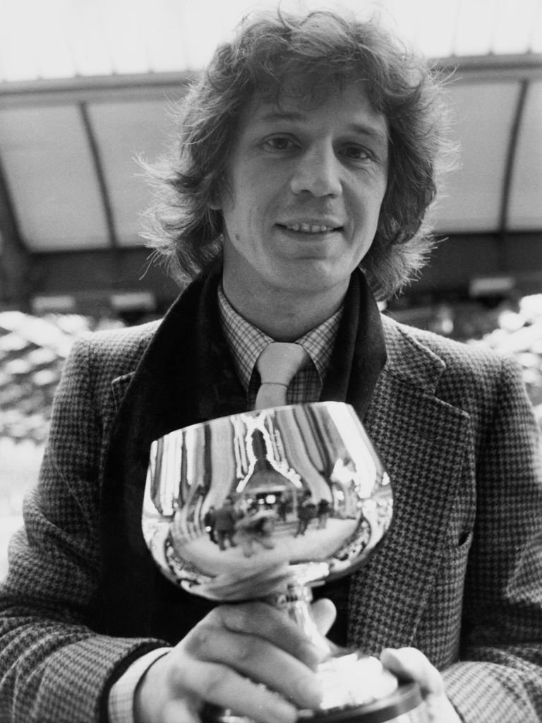 Le chanteur français Gérard Lenorman reçoit l'Oscar de la meilleure chanson française pour son tube "Si j'étais président", le 16 décembre 1980. | Photo : Getty Images