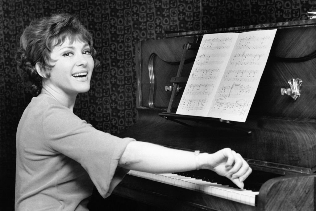 Portrait de la chanteuse Rika Zarai jouant du piano le 24 août 1972 en France. | Photo : Getty Images Portrait de la chanteuse Rika Zarai jouant du piano le 24 août 1972 en France. | Photo : Getty Images