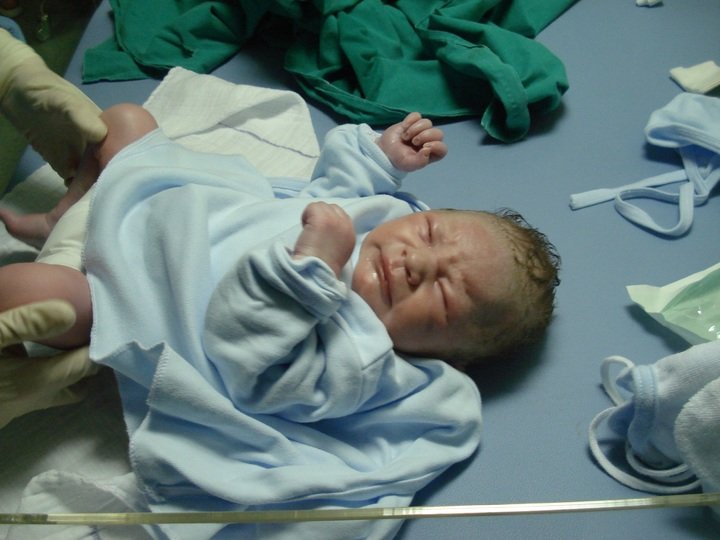 Bebé es atendido en un hospital. | Foto: Pxhere