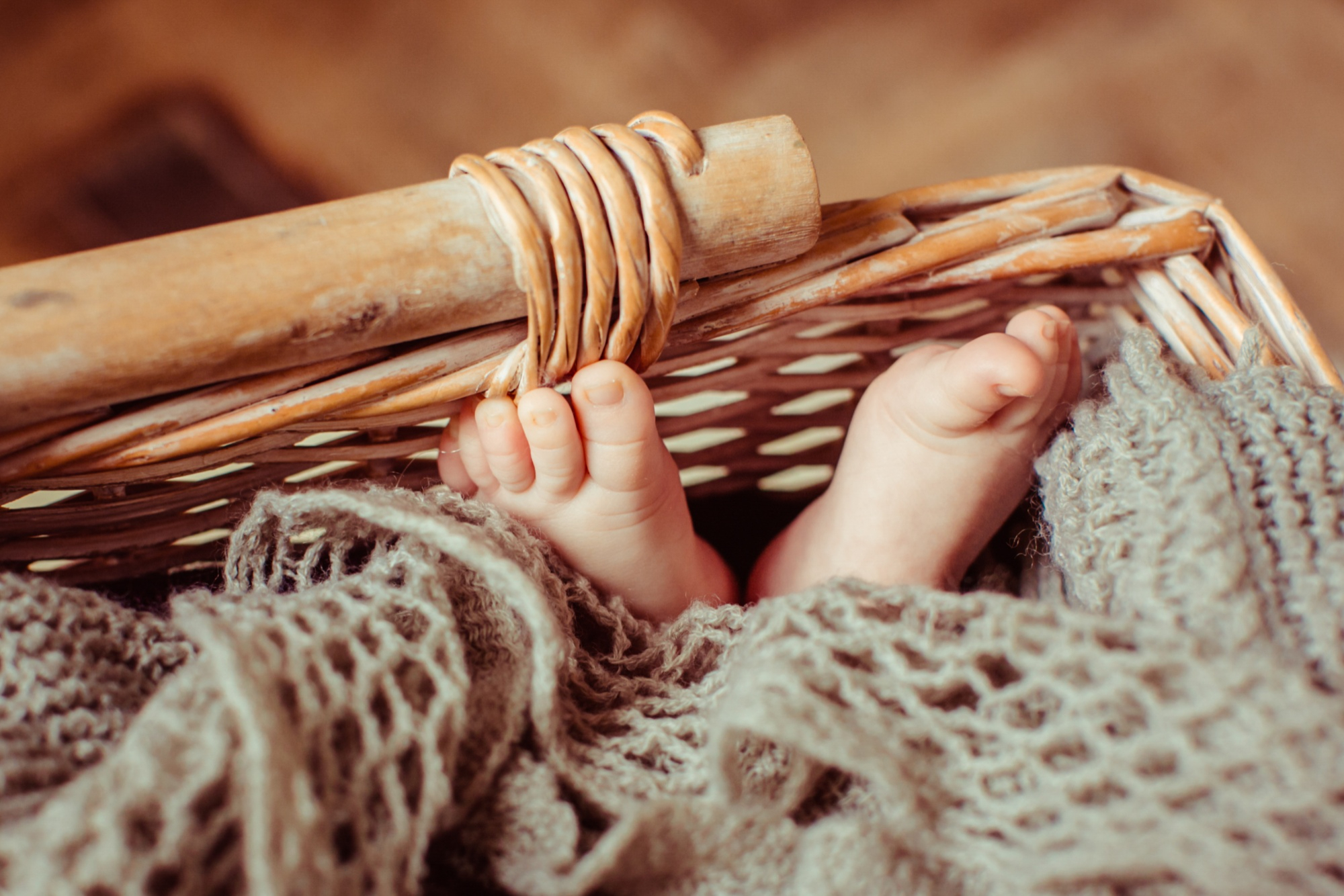 The feet of a baby lying in a basket | Source: Freepik