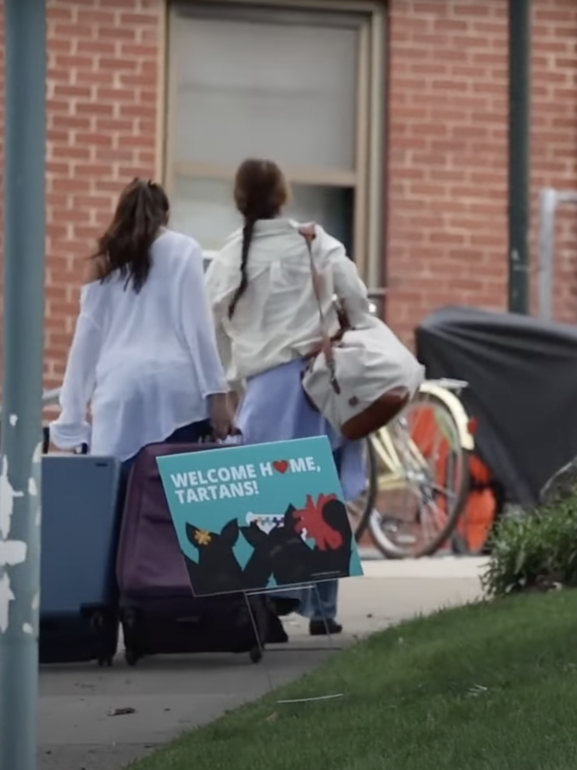 Katie Holmes and Suri Cruise at the Carnegie Mellon University campus in a post dated August 20, 2024 | Source: YouTube/Page Six