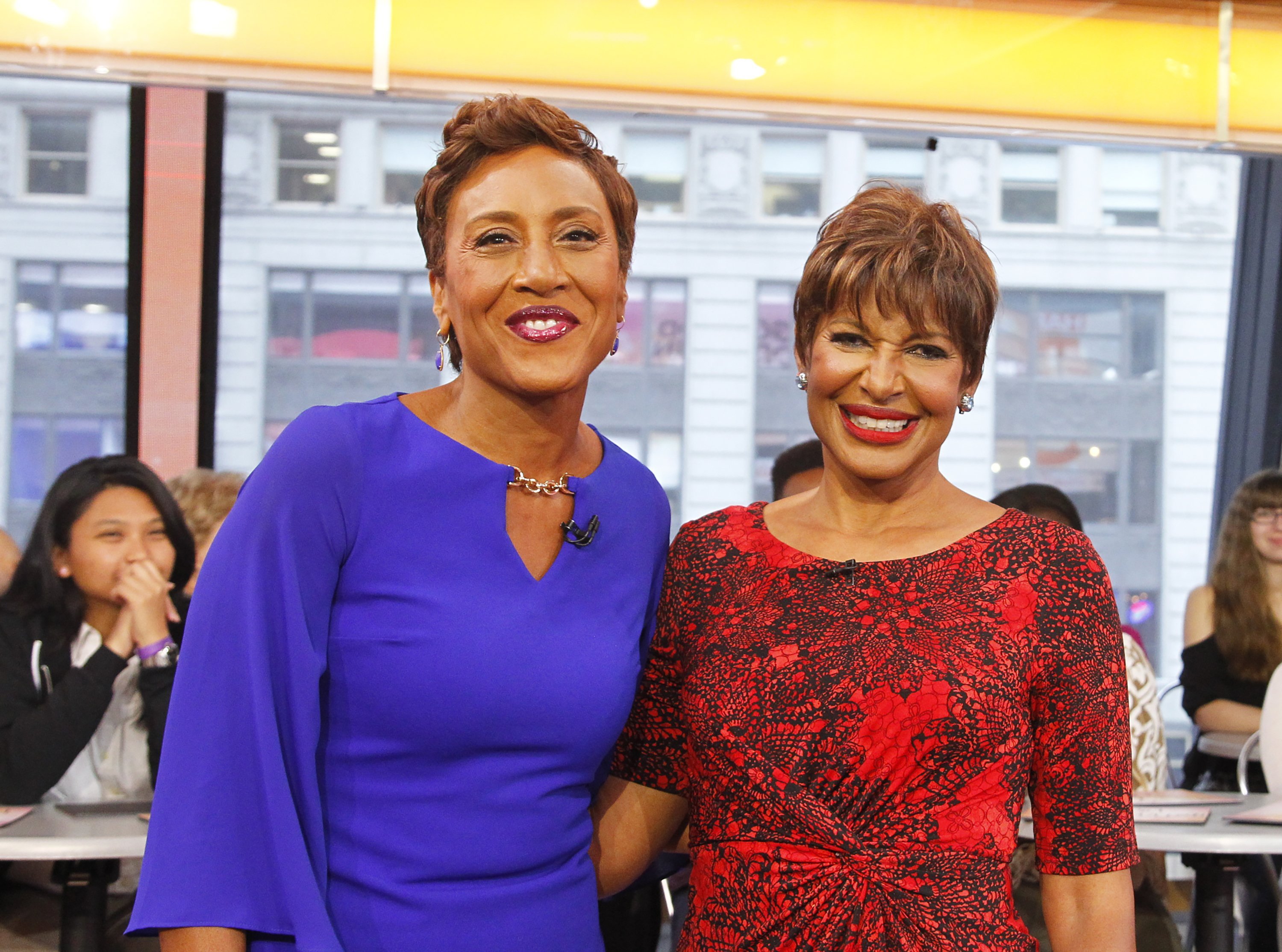 Robin Roberts celebrates her 5th birthday with sister Sally-Ann on "Good Morning America," September 20, 2017 | Photo: GettyImages