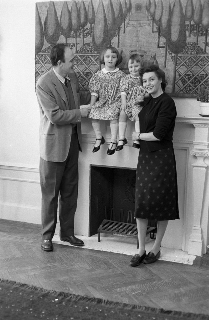 Roald Dahl con su esposa Patricia Neal y sus hijas Tessa y Olivia, 1960. | Foto: Getty Images.