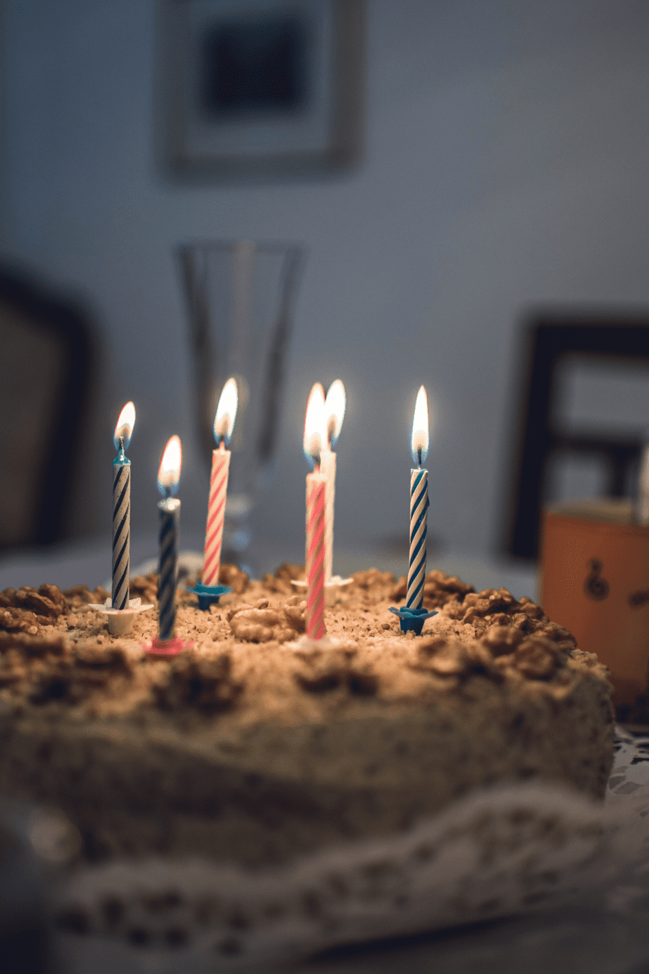 Elsas alte Nachbarn brachten ihr einen Geburtstagskuchen. | Quelle: Pexels