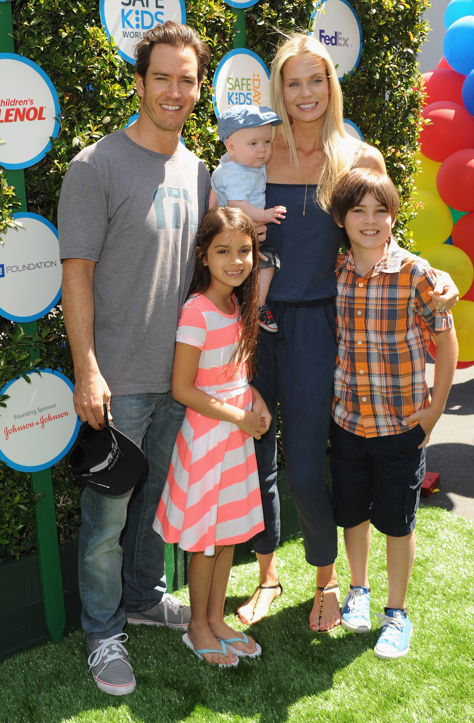 Mark-Paul Gosselaar and  Catriona McGinn with their children, Michael, Dekker, and Lachlyn in California  in 2014 | Source: Getty Images
