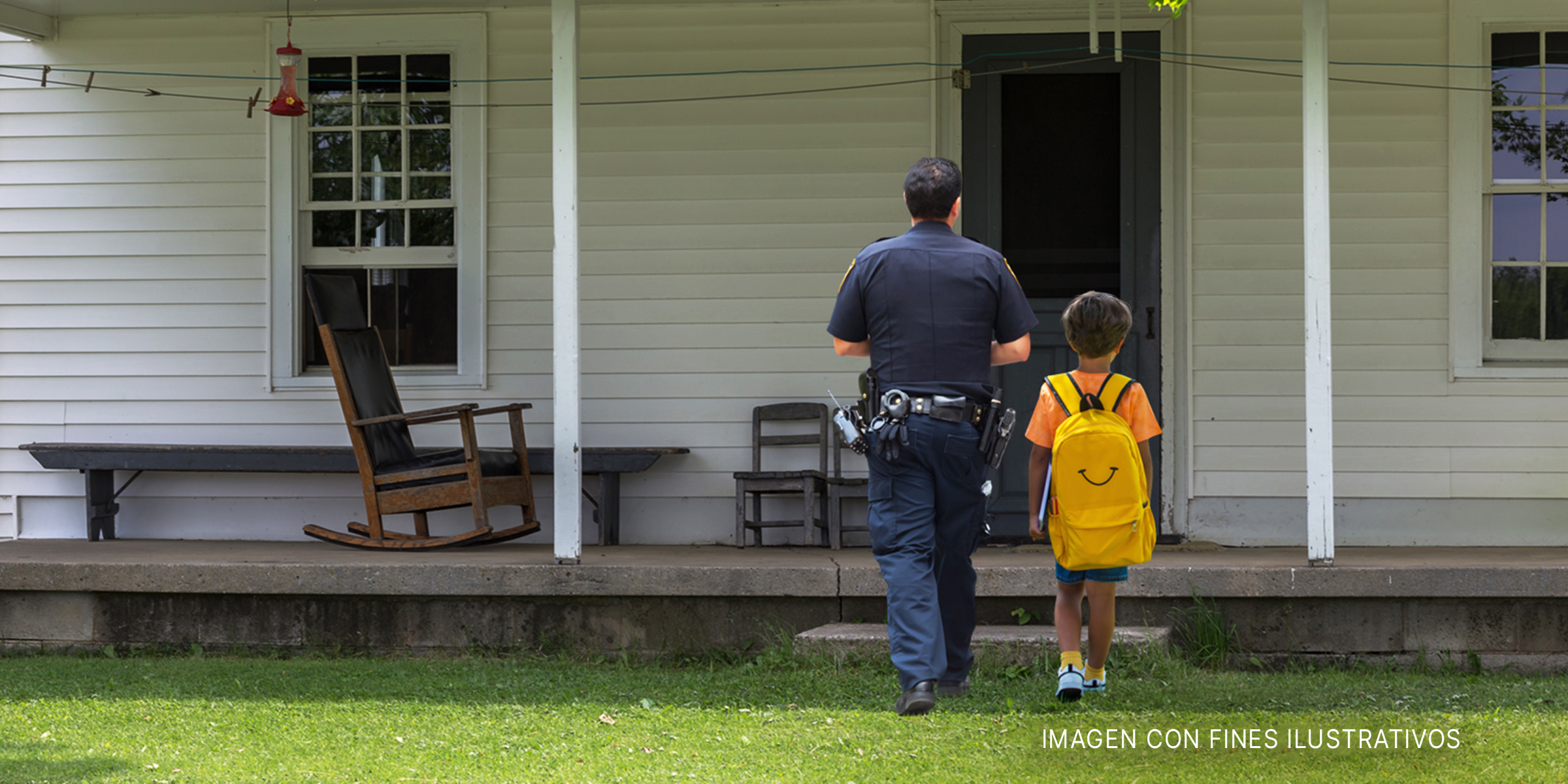 Niño y policía se acercan a una casa | Foto: Shutterstock