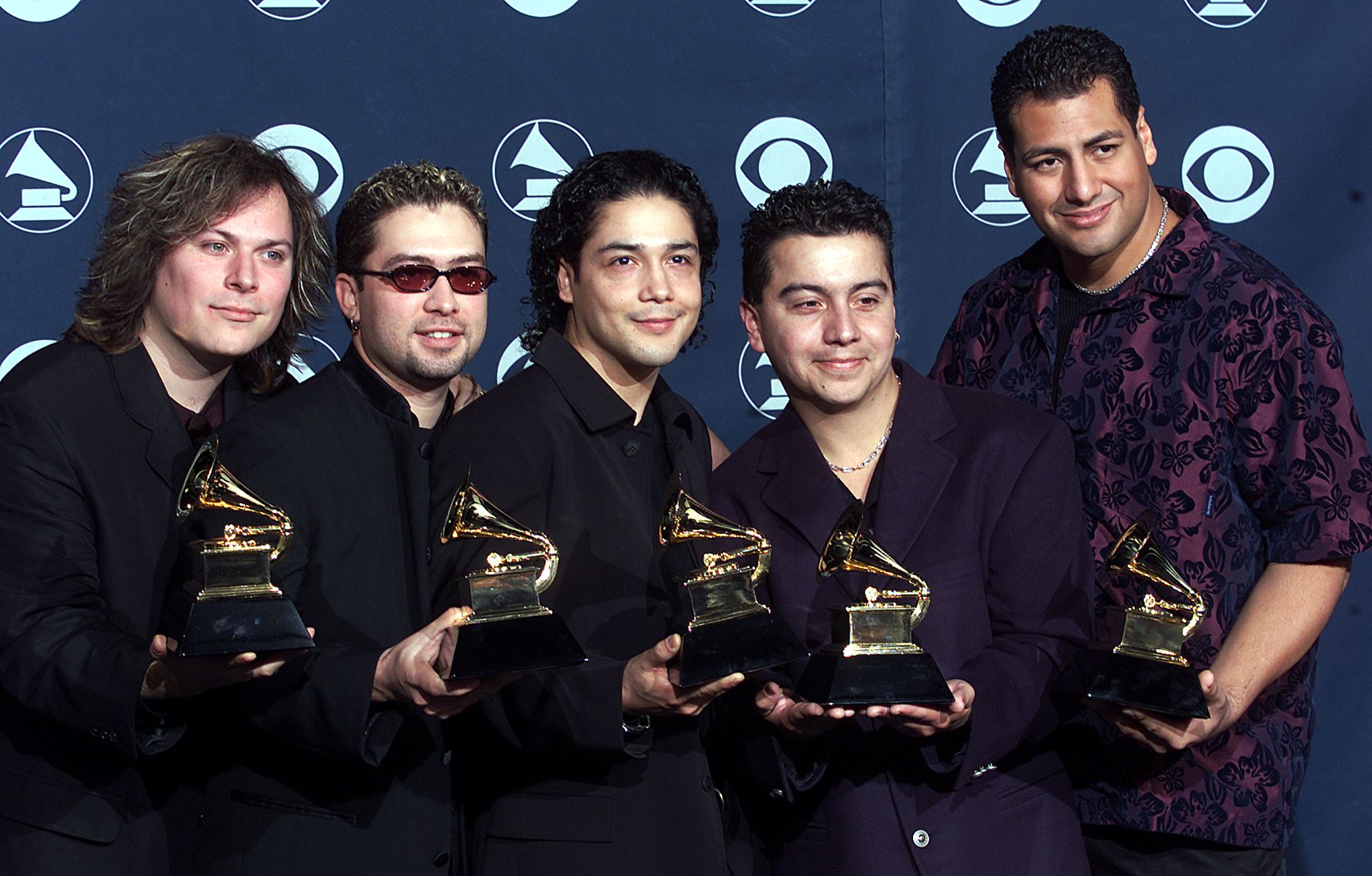 Chris Perez (C) and his band at the 42nd Annual Grammy Awards 23 February, 2000. | Source: Getty Images