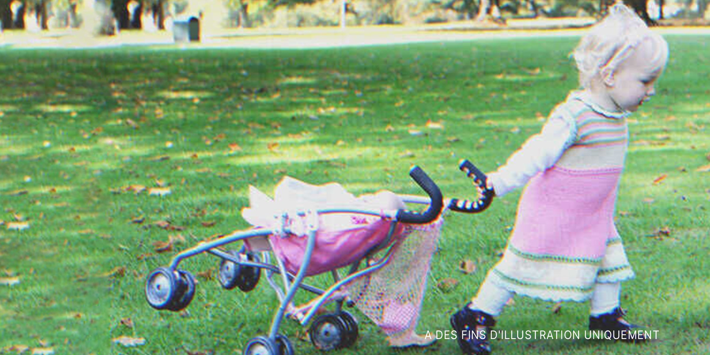 Une petite fille jouant avec une poussette | Source : Getty Images