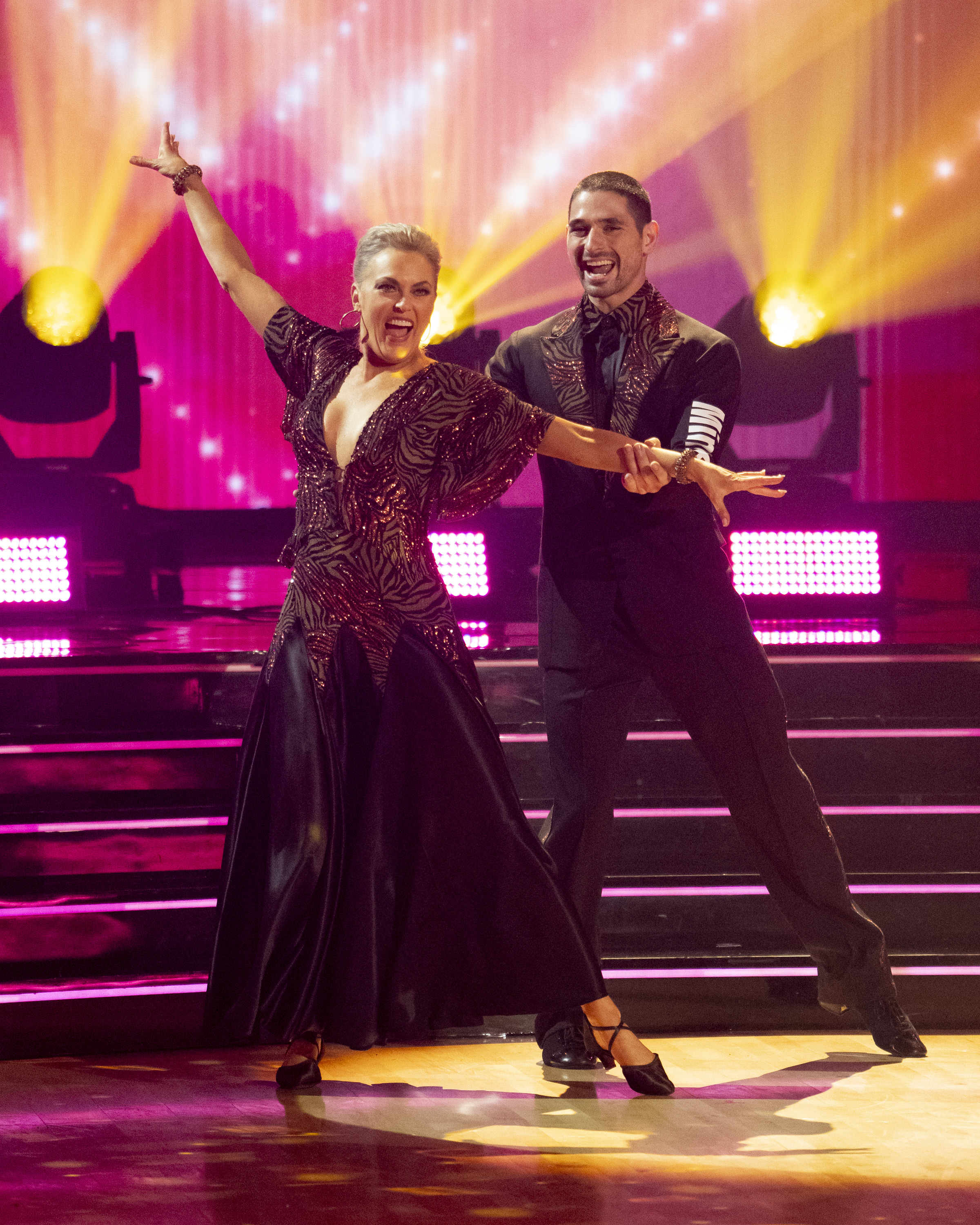 Elaine Hendrix and Alan Bersten perform a paso doble on "Dancing with the Stars" on November 18, 2025 | Source: Getty Images