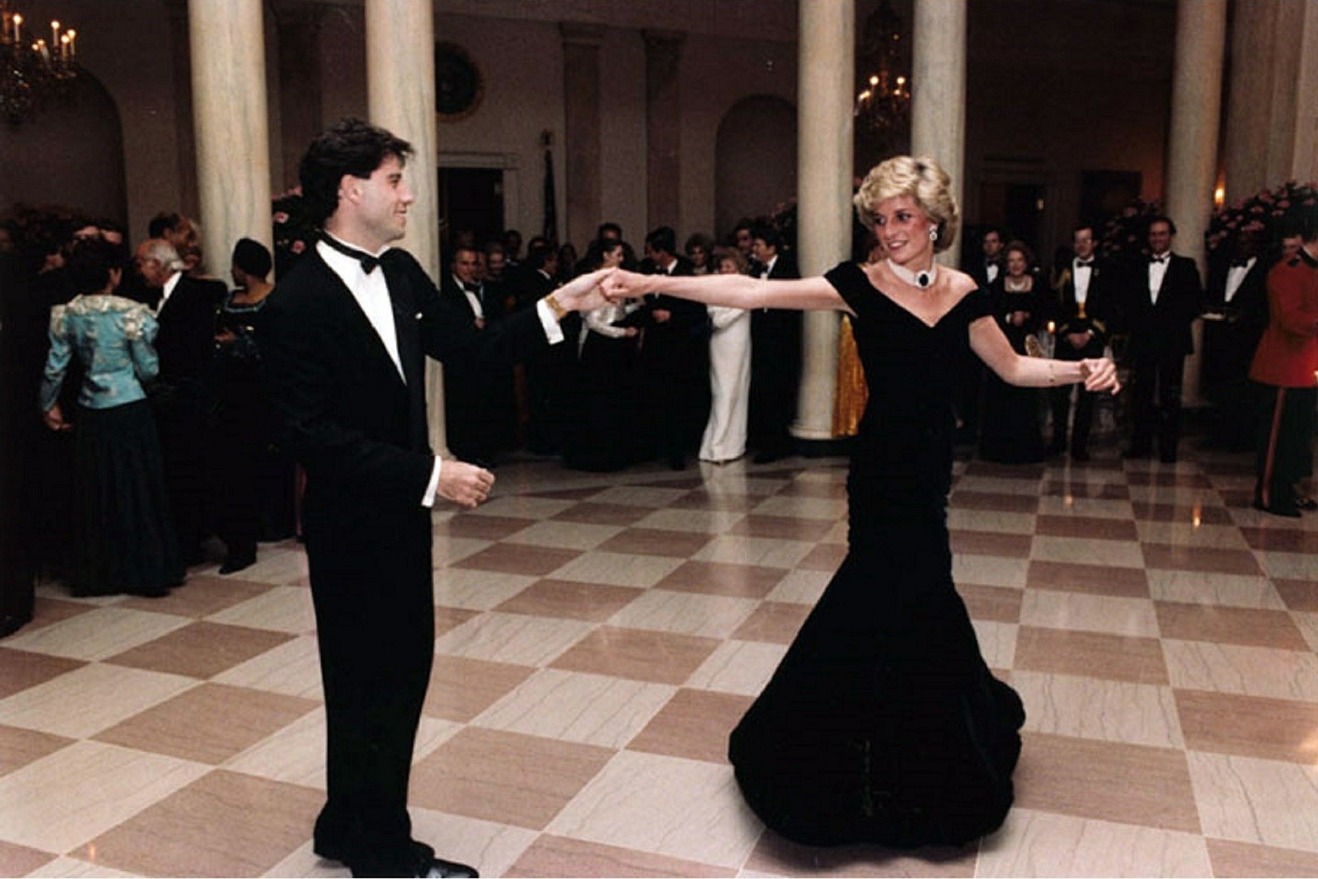 John Travolta fait tournoyer la princesse Diana sur la piste de danse lors d'un banquet à la Maison Blanche en 1895. | Source: Pixabay