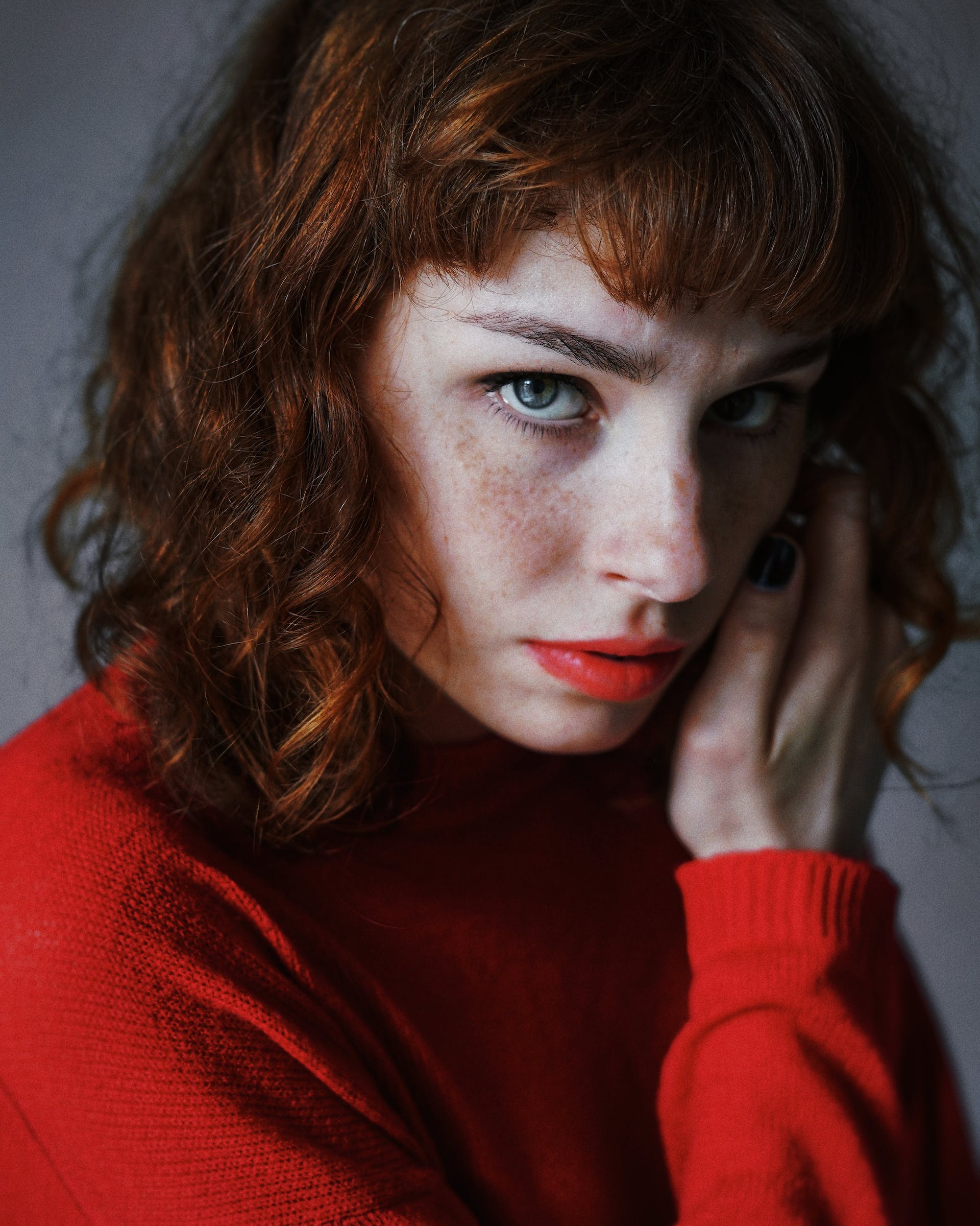 A determined woman glares at the camera | Source: Pexels