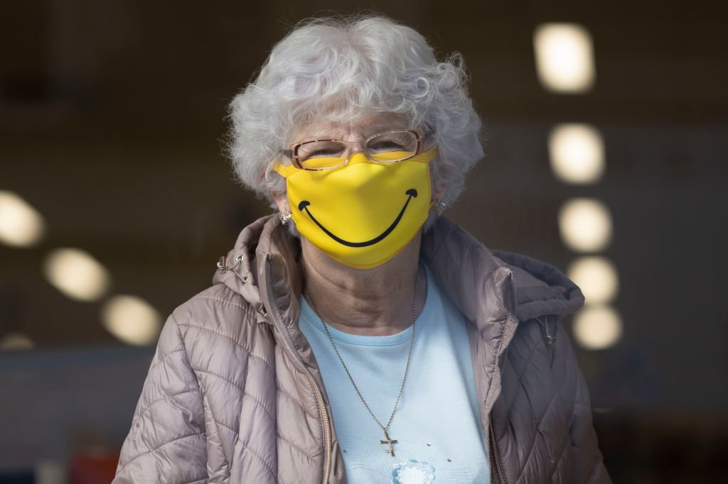 Une femme âgée portant son masque anti-Covid-19. | Photo : Getty Images