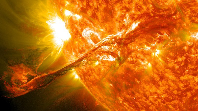 Un largo filamento de material solar que había estado flotando en la atmósfera del sol, la corona, estalló en el espacio el 31 de agosto de 2012 a las 4:36 p.m. EDT. | Imagen: Wikipedia