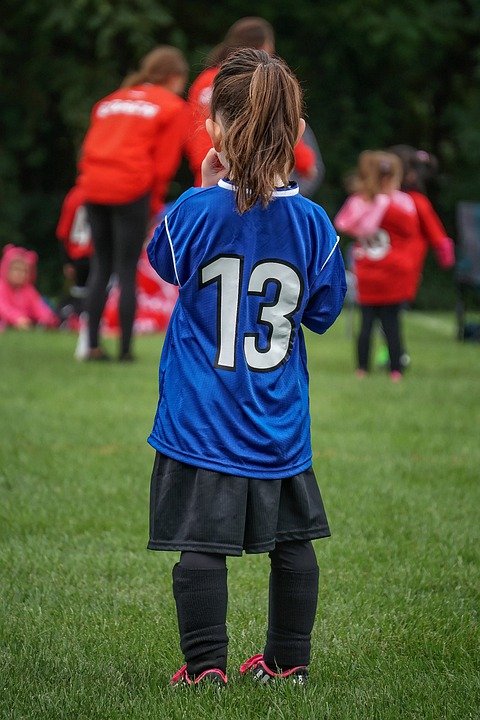 A girl standing on the field. | Photo: pixabay.com