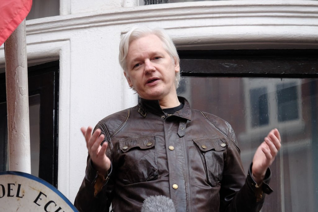 Julian Assange en el balcón de la embajada de Ecuador en Londres, mayo de 2017. | Foto: Getty Images