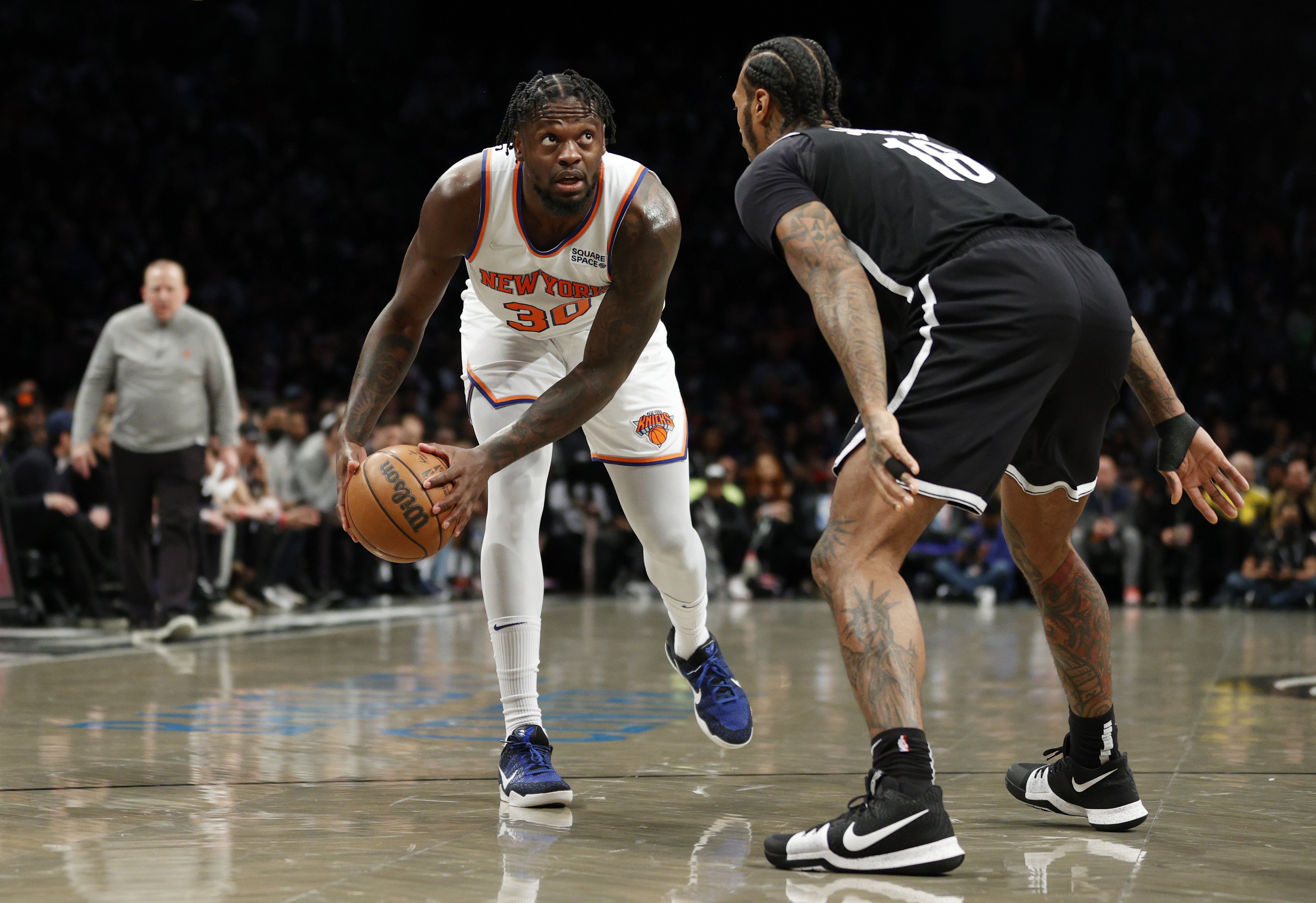 New York Knicks'ten Julius Randle, 13 Mart 2022'de Brooklyn, New York City'deki Barclays Center'da ikinci yarıda Brooklyn Nets'ten James Johnson ile karşı karşıya geliyor.  |  Kaynak: Getty Images