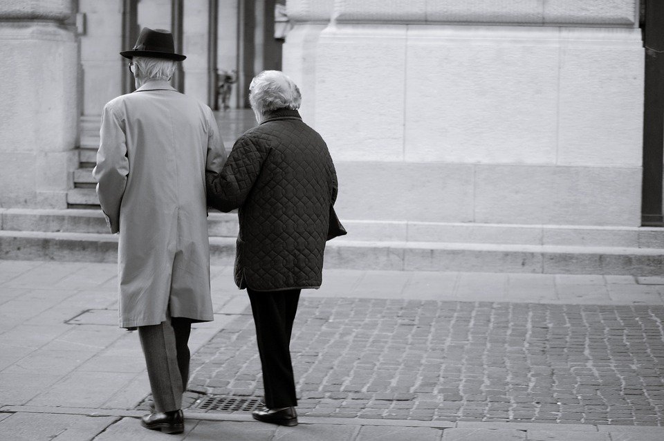 Älteres Ehemann Arm in Arm | Quelle: Pixabay