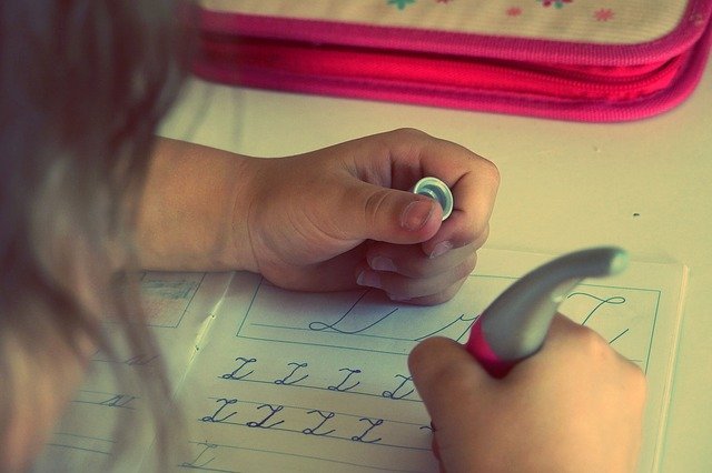Niña escribiendo en su cuaderno. | Foto: Pixabay