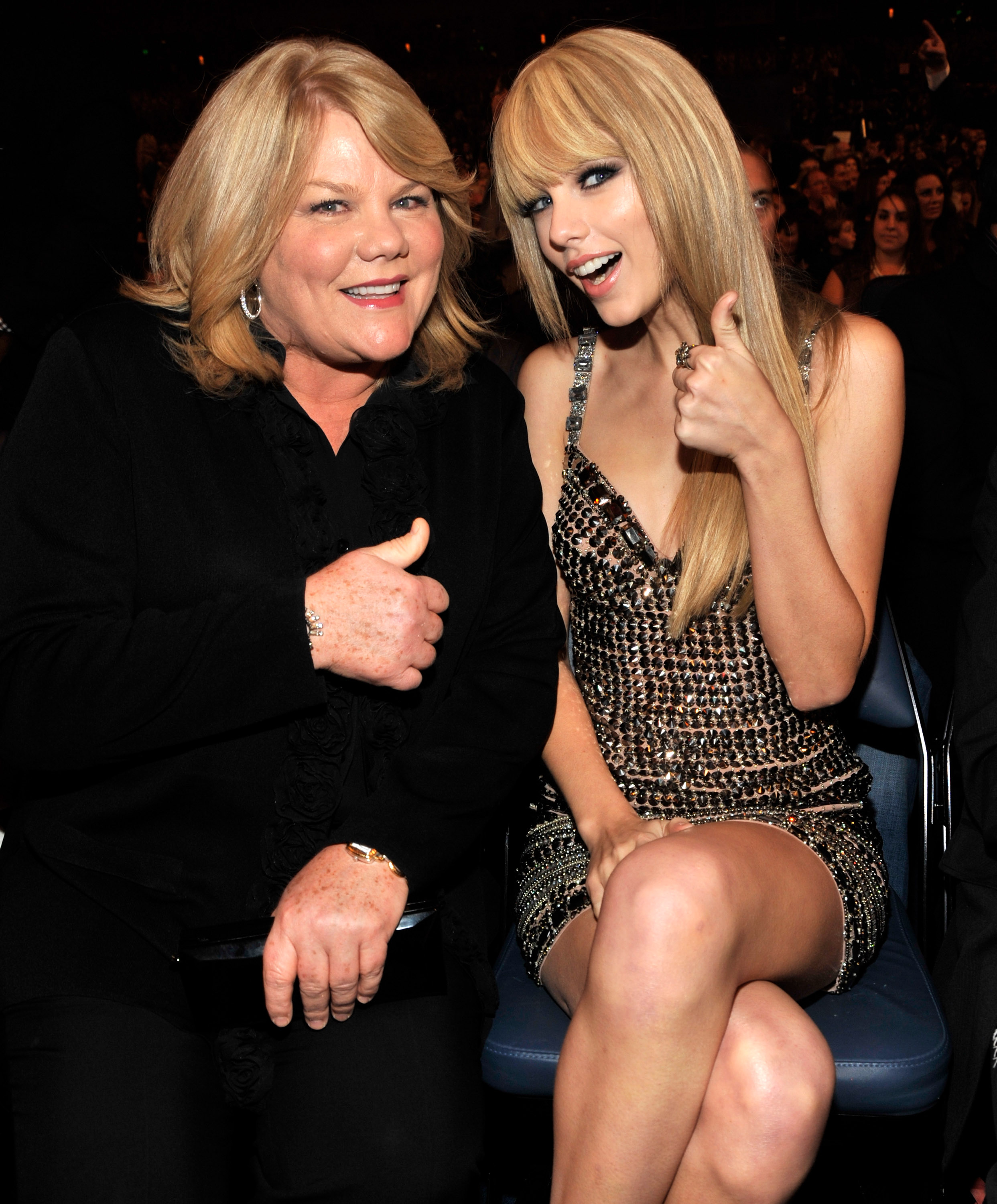 Andrea and Taylor Swift in the audience at the 2010 American Music Awards held at Nokia Theatre L.A. Live in Los Angeles, California, on November 21, 2010 | Source: Getty Images