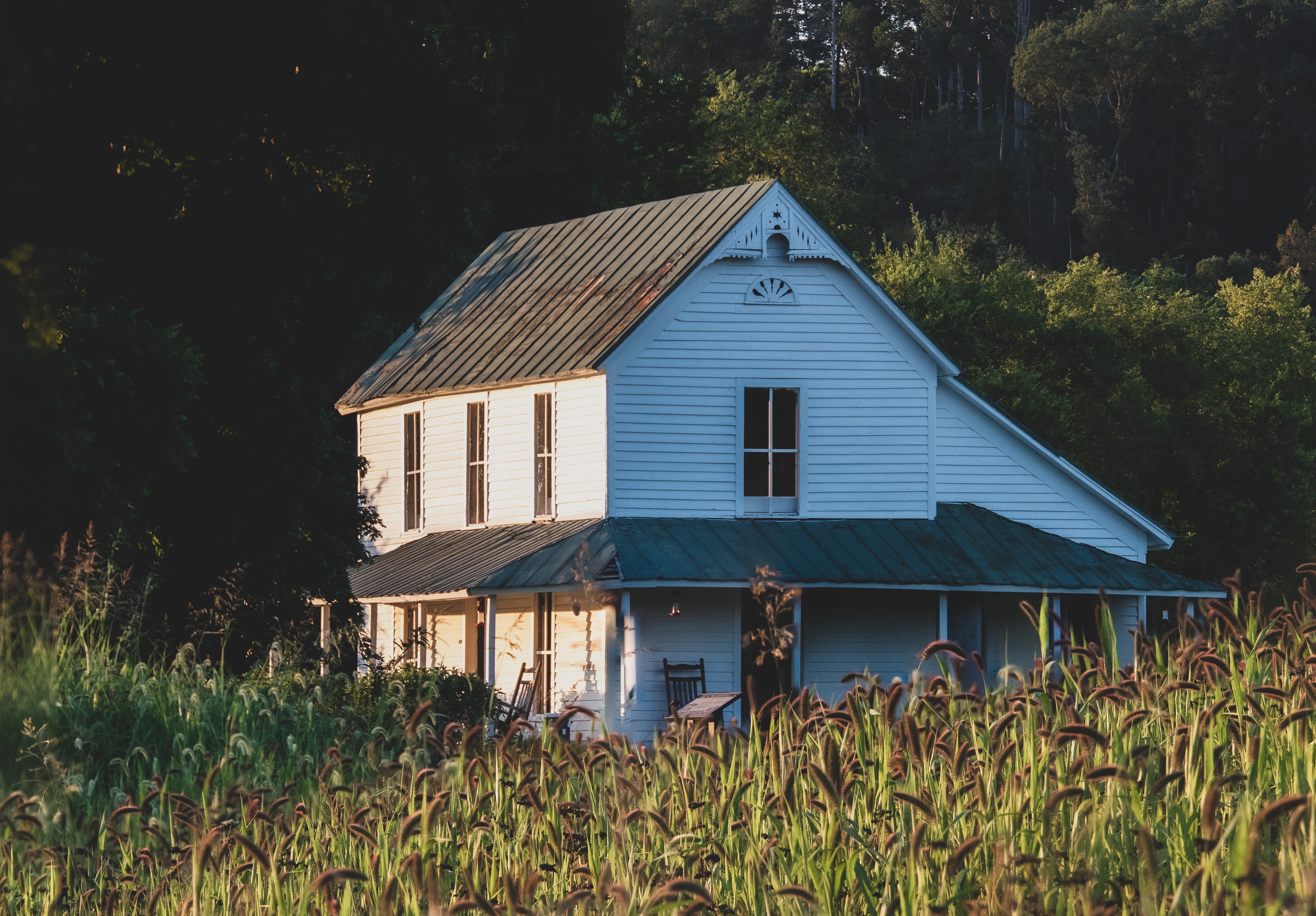 Matthew & the officers traced the address to an old farmhouse. | Source: Unsplash