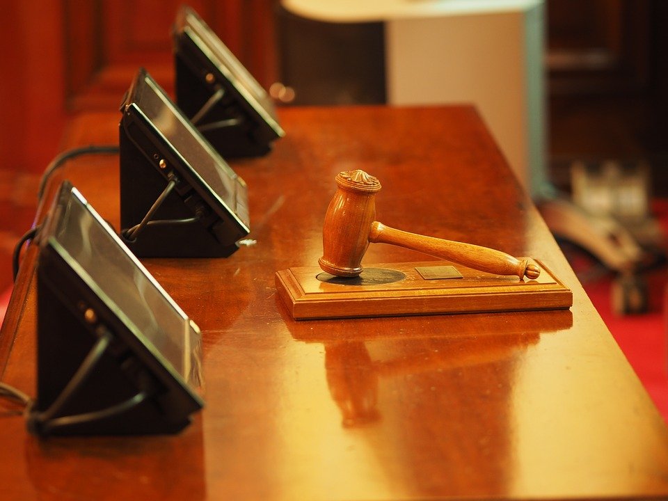 Estrado de un juez. | Foto: Pixabay