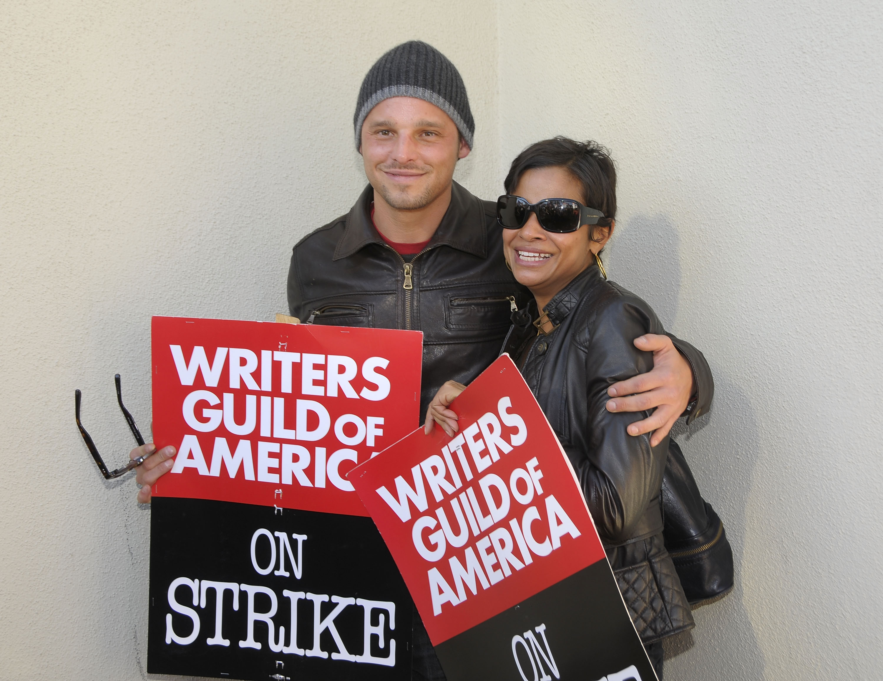 Justin Chambers (L) and wife Keisha Chambers march to support the striking Writer's Guild of America's 'Diversity Day' at Paramount Pictures studio, on December 12, 2007, in Los Angeles, California. | Source: Getty Images
